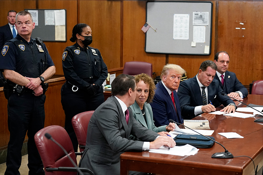 Trump se sienta en la mesa con su equipo de defensa en un tribunal de Manhattan durante su comparecencia el 4 de abril de 2023, en Nueva York. (Seth Wenig/Pool/Getty Images)