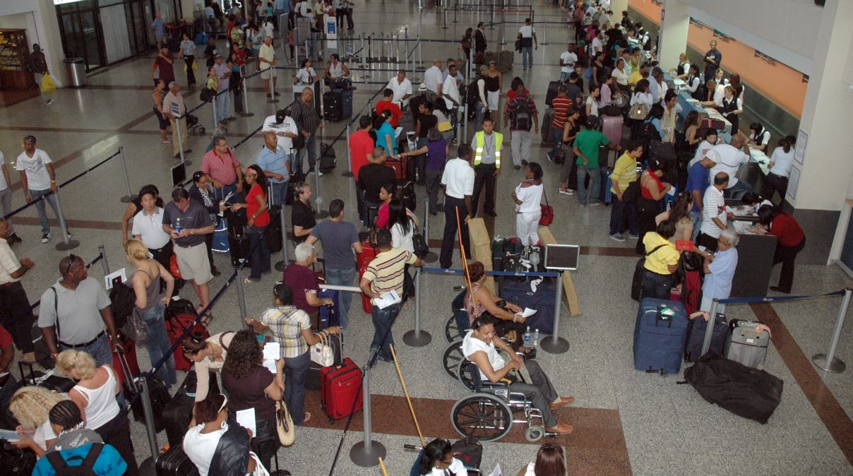 Dicen 4,300 dominicanos regresan al país