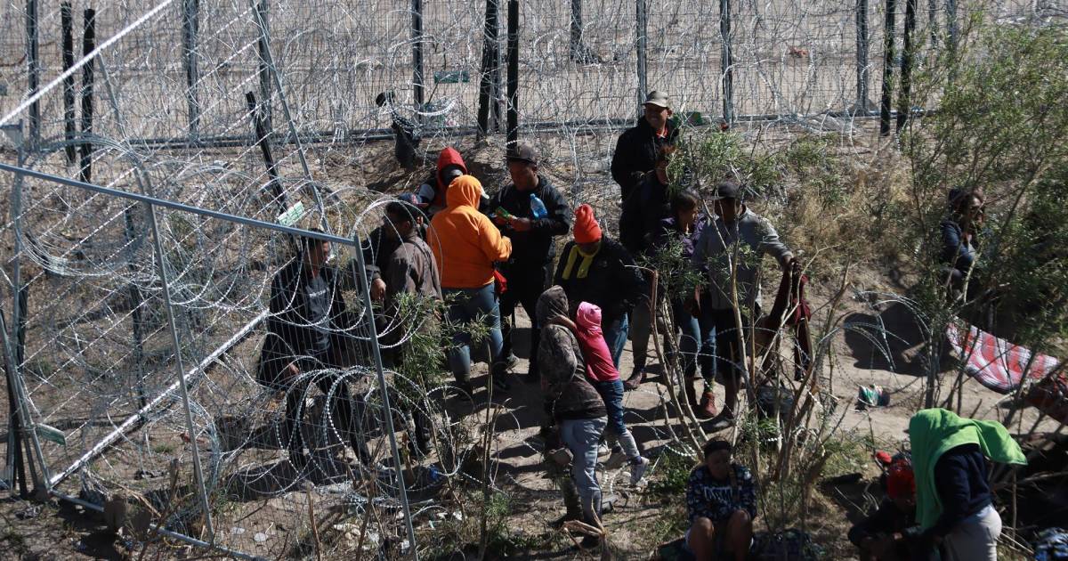 Duras críticas al Gobierno de México por dar 110 dólares a migrantes deportados