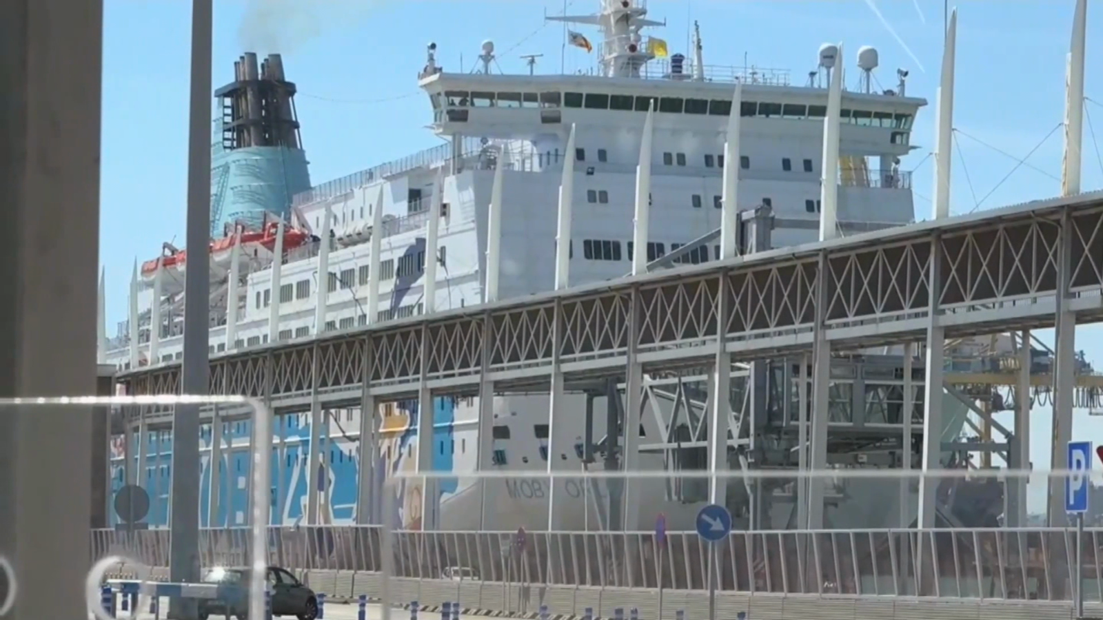 El crucero MSC Armonia sigue su ruta tras acuerdo con autoridades españolas | Video
