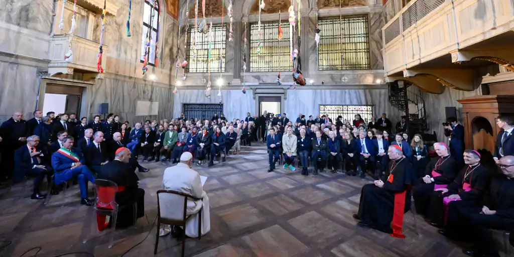 El Papa visita la Bienal de Venecia y pide un arte que sirva de refugio contra la «violencia y la discriminación»