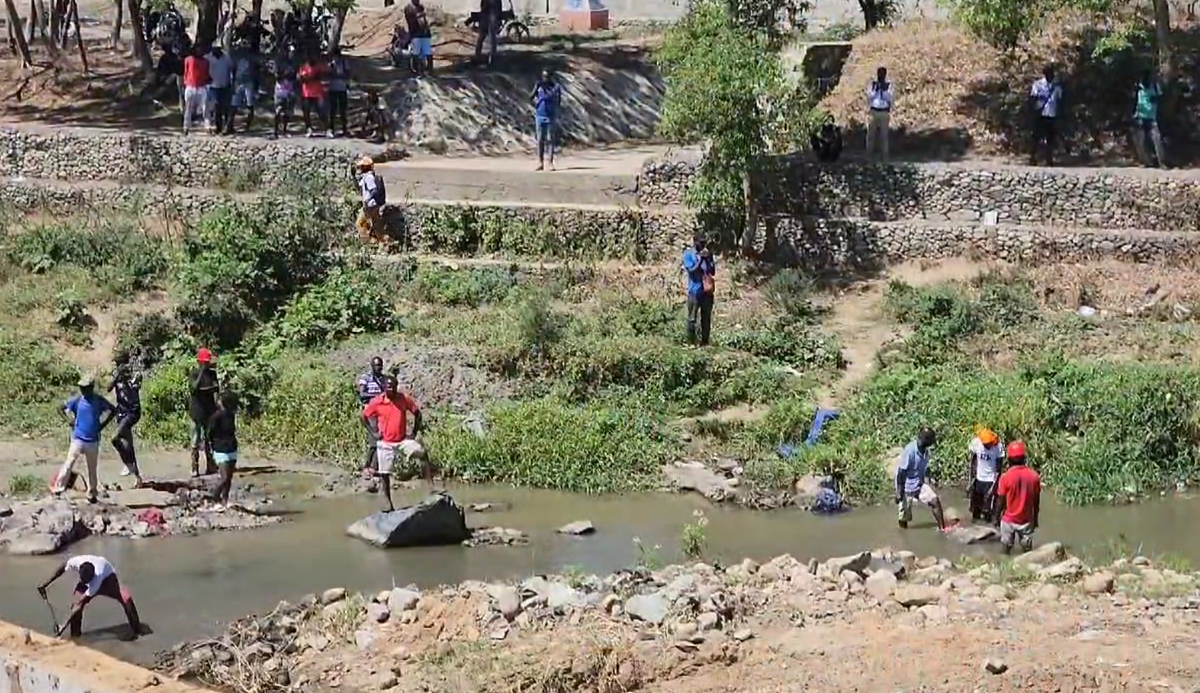 Haitianos con picos y palas intentan desviar aguas del río Masacre en Dajabón