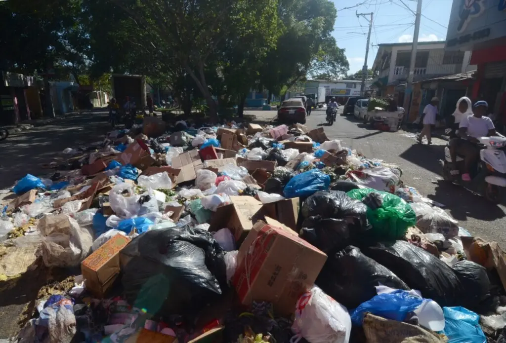 Boca Chica.-Improvisados vertederos mantienen arropada casi todas las calles de este turístico municipio, situación que se agravó con el asueto de Semana Santa, cuando los trabajadores de la alcaldía estaban libre y la producción de desechos aumentó por el flujo de visitantes a esa ciudad. El alcalde y quien aspiraba a la reelección, Fermín Brito, debe entregar el cargo el próximo día 24 a Ramón Candelaria./Foto Jorge González
