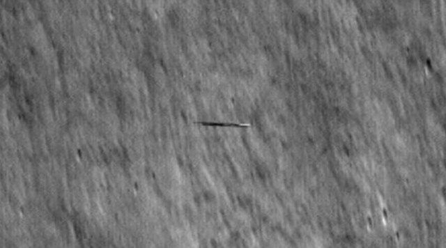 La Nasa fotografió un extraño objeto volando sobre la Luna