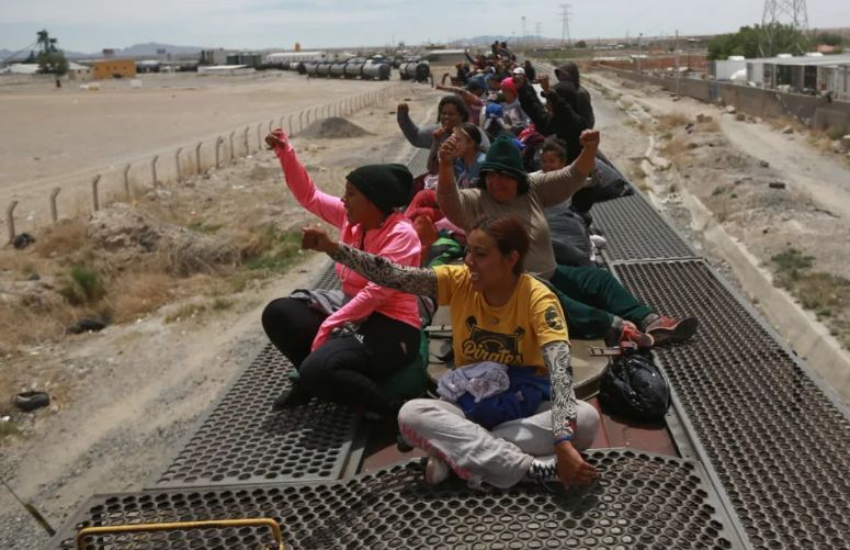 Migrantes venezolanos que llegan en tren a mexicana Ciudad Juárez deambulan por el río Bravo