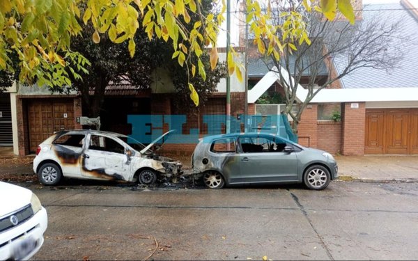 Quemacoches y una noche de terror en La Plata: dejaron un tendal de autos incendiados