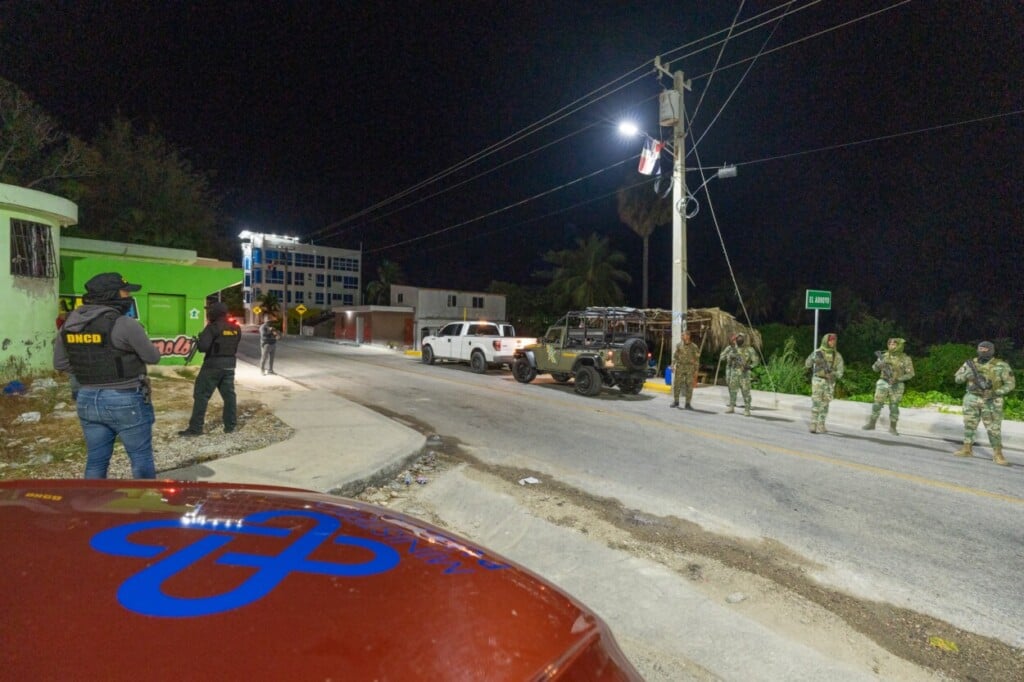Agentes del Ejército cuando realizaban pesquisas esta madrugada en calles de Barahona en la denominada Operación Caimán