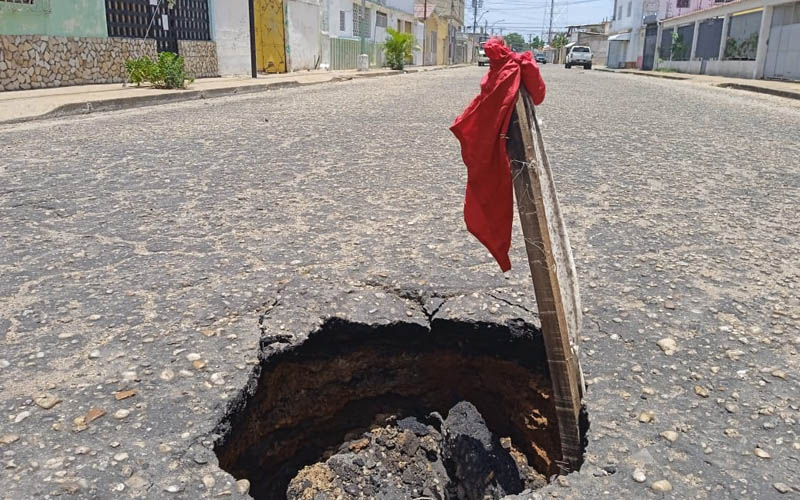Reportan que se abrió un "cráter" en la calle Democracia de Anaco
