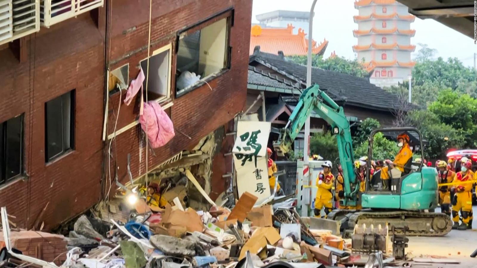 Rescatistas buscan a sobrevivientes entre edificios derribados en Taiwán tras el peligroso terremoto | Video