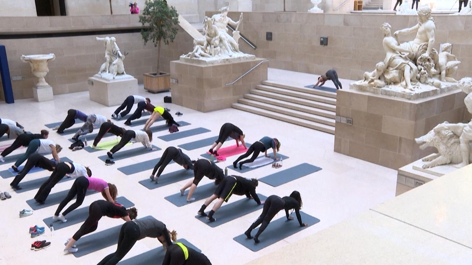 Un emblema parisino alberga una clase de yoga