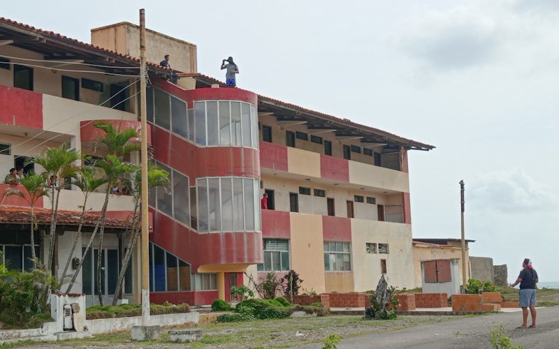 Unas 30 familias de Areo invadieron las instalaciones del hotel El Yunque de Carúpano