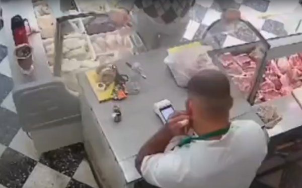 VIDEO. Terrible susto en La Plata: un carnicero cargaba una compra y el posnet casi se prende fuego