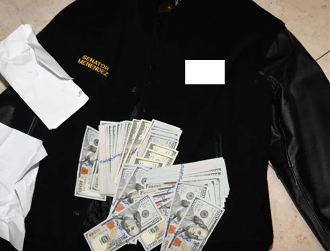 Los fiscales incluyeron esta foto de una cazadora con el nombre de Menéndez debajo de billetes de US$ 100. (Crédito: Tribunal del Distrito Sur de Nueva York)