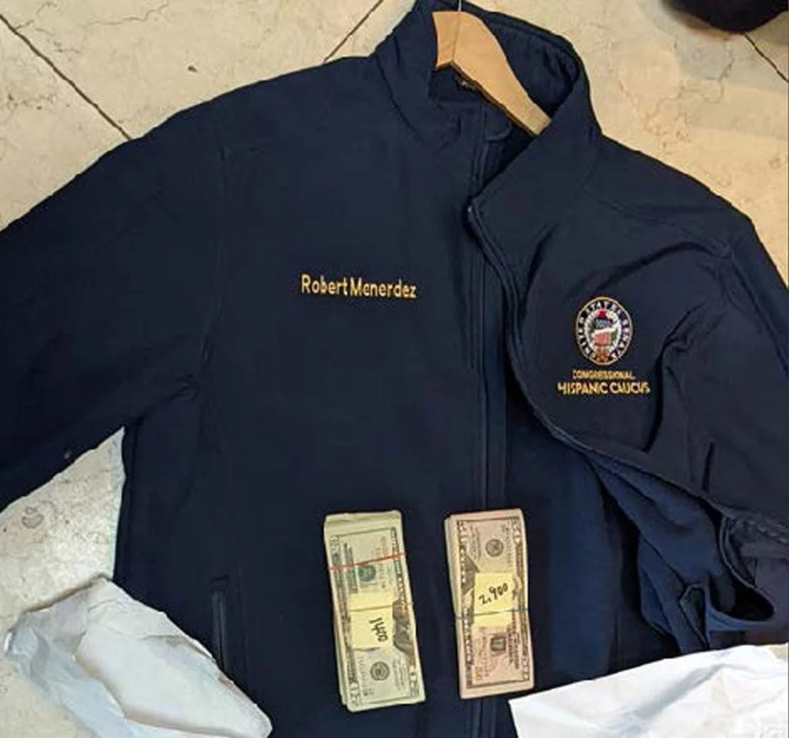 Los fiscales incluyeron esta foto de una cazadora con el nombre de Menéndez debajo de pilas de billetes de US$ 20 y US$ 50. (Crédito: Tribunal del Distrito Sur de Nueva York)