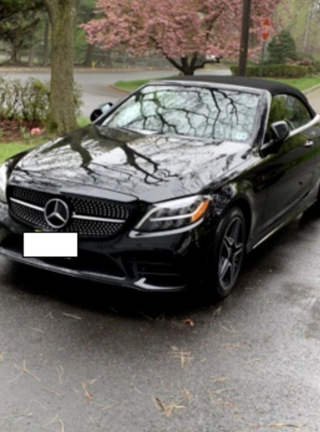 Nadine Menéndez compró el Mercedes-Benz clase C convertible con un pago inicial de US$ 15.000 el día después de que, según los fiscales, Uribe le diera US$ 15.000 en un estacionamiento. Incluyeron esta foto en los documentos judiciales. (Crédito: Tribunal del Distrito Sur de Nueva York)