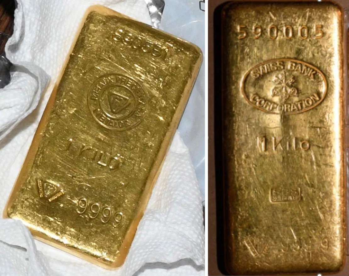 Dos de los lingotes de oro encontrados en la casa de Menéndez durante un registro autorizado por el tribunal. (Crédito: Tribunal del Distrito Sur de Nueva York)