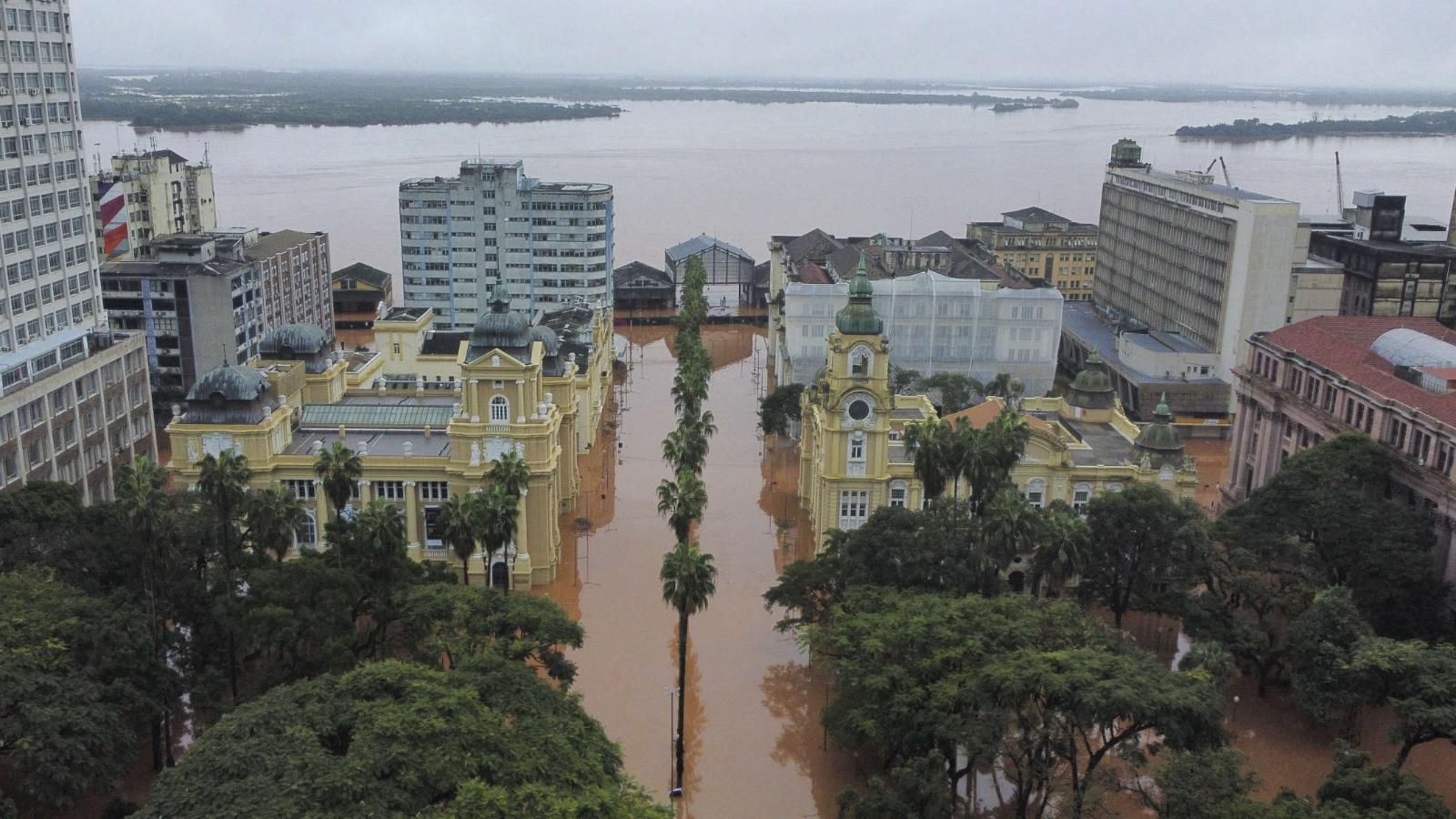 Imágenes aéreas captan a la ciudad brasileña de Porto Alegre bajo el agua | Video