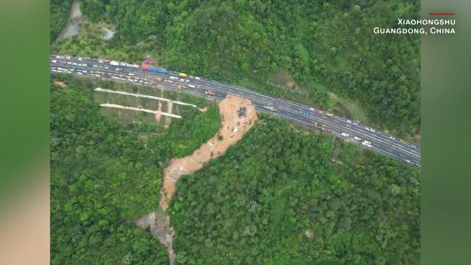 Mueren 19 personas tras derrumbe de carretera en China | Video