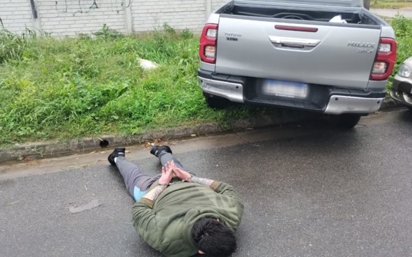 VIDEO. Detenidos en La Plata tras un raid delictivo: robaron un almacén, una camioneta y chocaron con un patrullero
