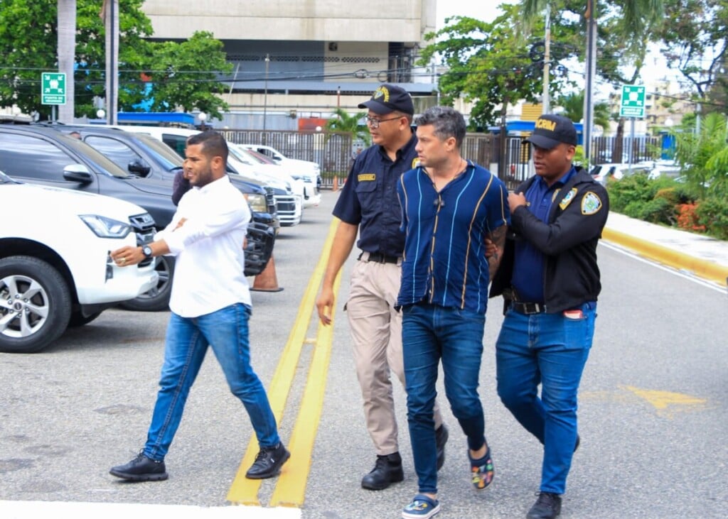 Modelo de OnlyFans y actor, Jorge Luis Estrella Arias, llega al Palacio de la Policía luego de entregarse en Punta Cana por estar involucrado en asalto a sucursal del Banco Popular.