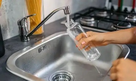 Tu botella de agua podría estar más sucia que el asiento de un inodoro: Evita los microbios