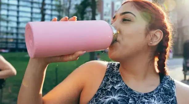 Tu botella de agua podría estar más sucia que el asiento de un inodoro: Evita los microbios