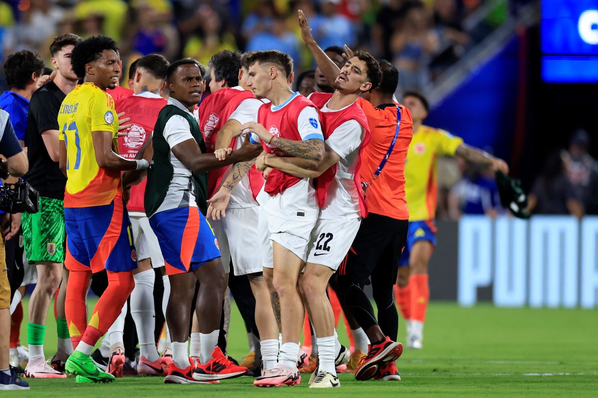 os jugadores de Uruguay pelean con los jugadores de Colombia durante el partido semifinal de la CONMEBOL Copa América 2024 entre Uruguay y Colombia en el estadio Bank of America el 10 de julio de 2024 en Charlotte, Carolina del Norte. (Foto de Buda Mendes/Getty Images)