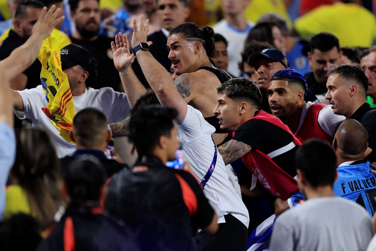 Darwin Núñez de Uruguay se acerca a la tribuna de Colombia al final del partido. (Foto de Buda Mendes/Getty Images)