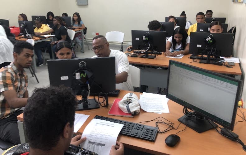 Jóvenes reciben docencia en el taller de informática./Foto Jorge González