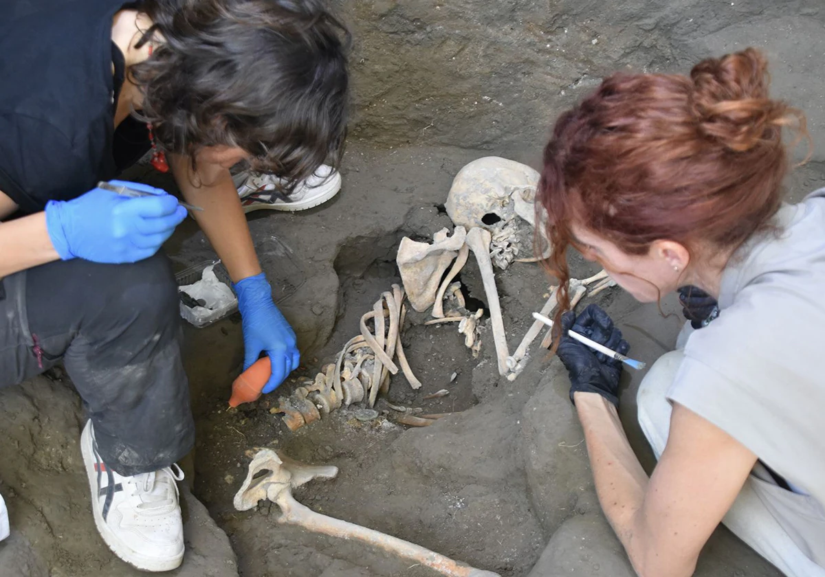 Arqueólogas trabajando en el nuevo descubrimiento