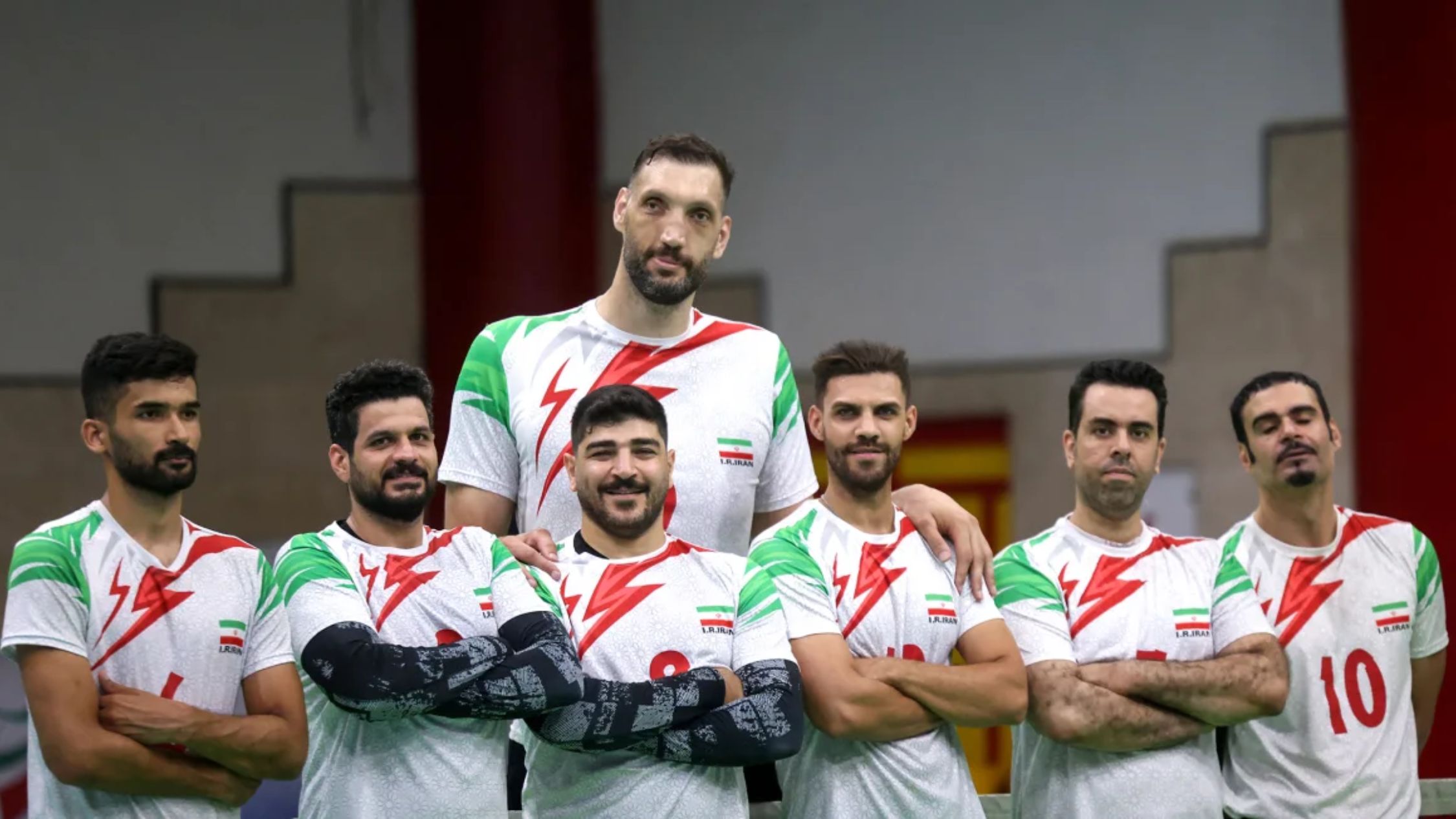Morteza Mehrzadselakjani (arriba en el centro) posa para una foto con sus compañeros iraníes durante una sesión de entrenamiento del equipo masculino de voleibol sentado antes de los Juegos Paralímpicos de París 2024. (Foto: Atta Kenare/AFP/Getty Images)