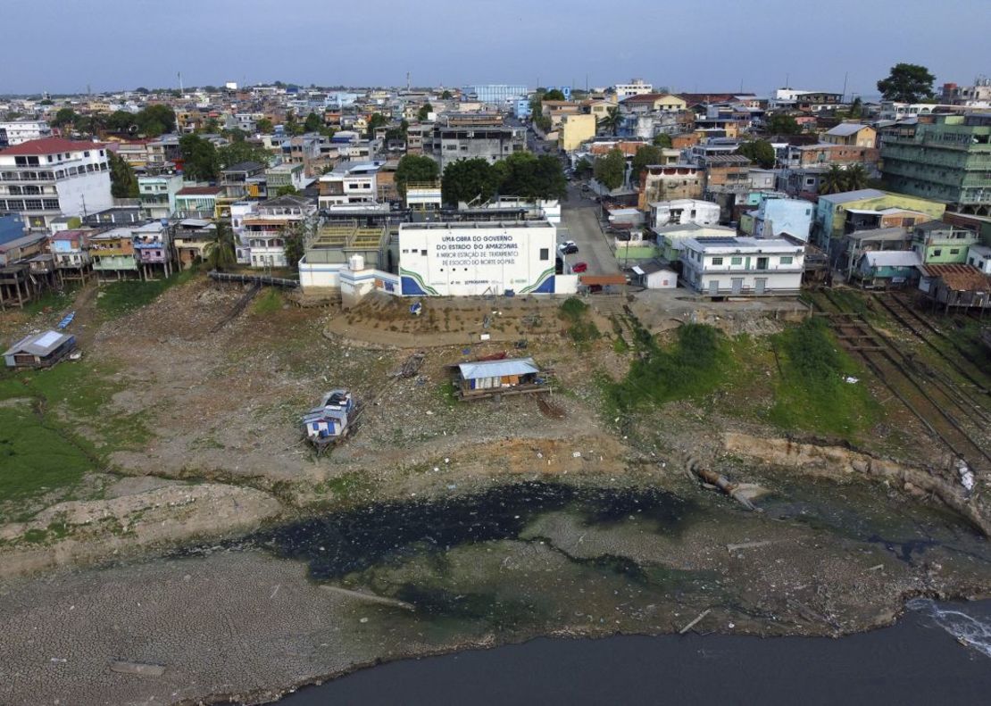 Parte del Educandos que conecta con el río Negro en Manaus, Brasil, el martes 17 de junio de 2024. Crédito: Edmar Barros/AP La misma parte del río el 25 de septiembre de 2024. Crédito: Edmar Barros/AP