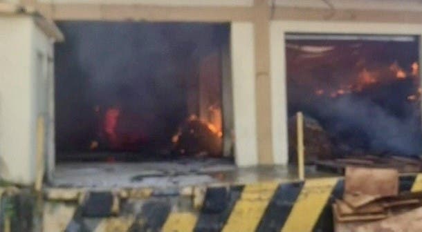 El incendio inició en las primeras horas de la mañana en dos naves del parque industrial de Moca