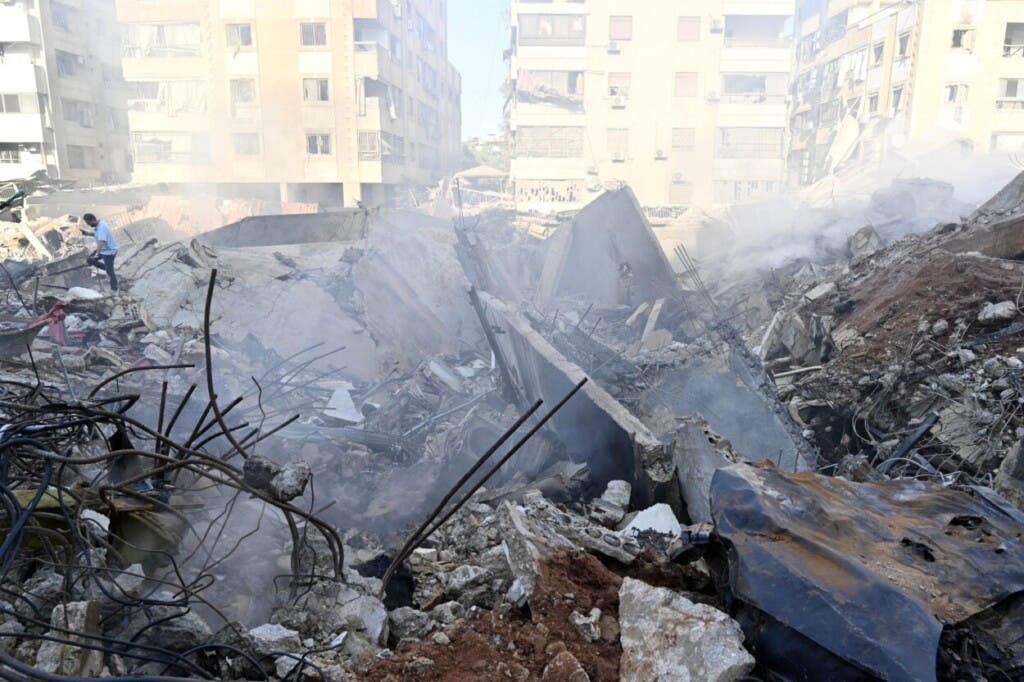 Israel continuó este domingo con su intensa campaña de bombardeos iniciada hace una semana contra los principales bastiones de Hizbulá en el sur y el este del Líbano, pero también en los suburbios sur de Beirut y en otras áreas más al norte de la capital que hasta recientemente no habían sido un blanco de los ataques israelíes.