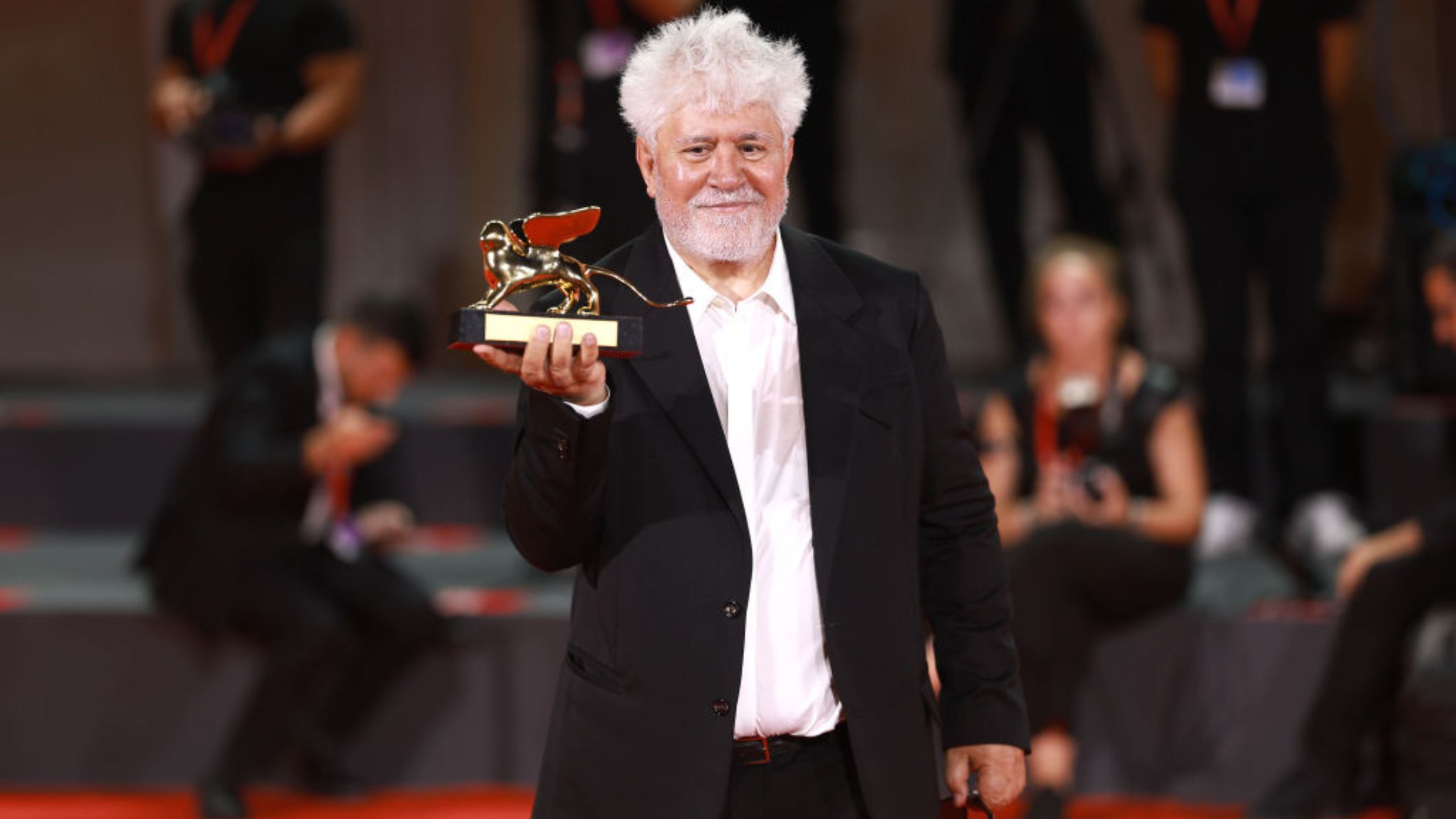 Pedro Almodóvar posa con el León de Oro por «La habitación de al lado» durante el 81º Festival Internacional de Cine de Venecia en el Palazzo del Cinema el 7 de septiembre de 2024 en Venecia, Italia. (Foto: Matt Winkelmeyer/Getty Images)