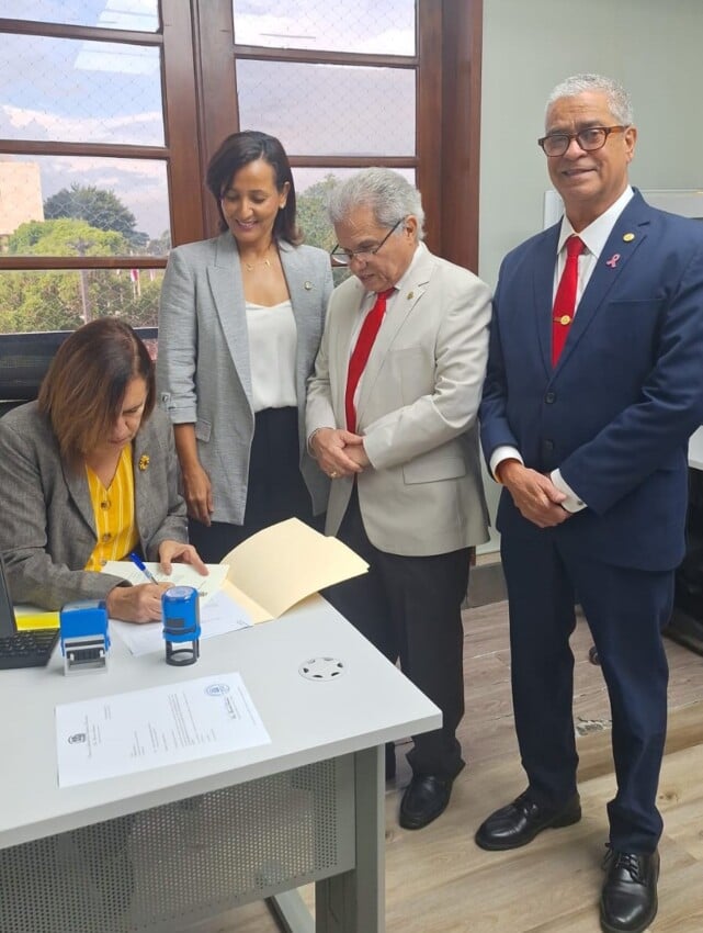 La diputada Montserrat Santana y el presidente del CMD, Waldo Ariel Suero, al momento de depositar un proyecto de ley que busca despenalizar los actos médicos en los cuales no exista la intención de causar daño.