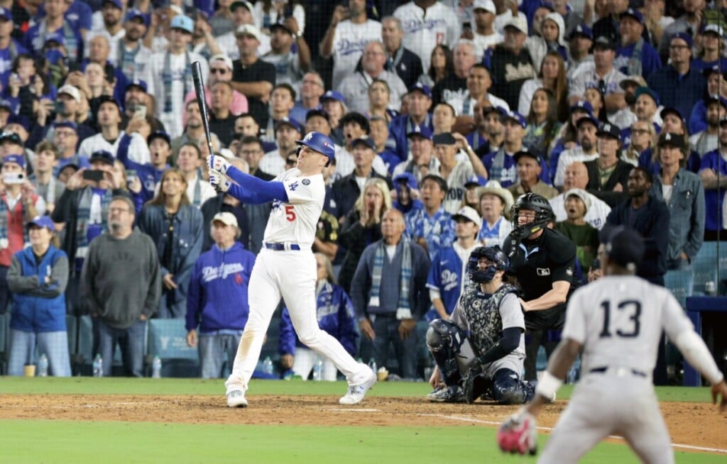 Los Ángeles (Estados Unidos), 25/10/2024.- Los Angeles Dodgers Freddie Freeman sigue adelante con el jonrón ganador del grand slam frente al lanzador de relevo de los Yankees Néstor Cortés durante la décima entrada del juego de la Serie Mundial de la Major League Baseball (MLB) uno entre los Campeones de la Liga Americana New York Yankees y los Campeones de la Liga Nacional Los Angeles Dodgers en Los Ángeles, California, EE.UU., 25 de octubre de 2024. La Serie Mundial es el juego al mejor de siete. (Nueva York) EFE/EPA/ALLISON CENA