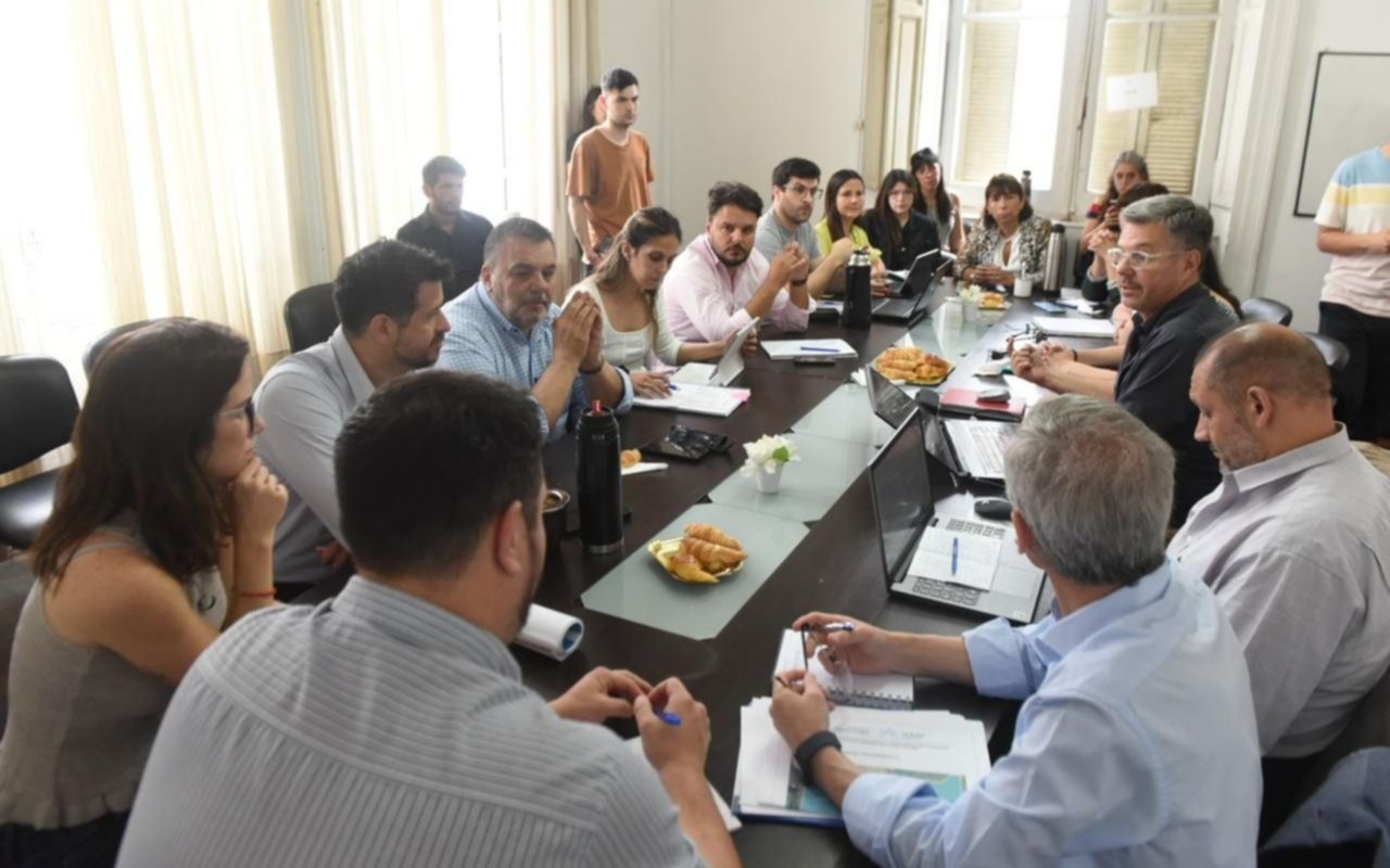 La Comuna explicó el "Plan 100 Escuelas" y dio detalles del proyecto de obras viales para 2025