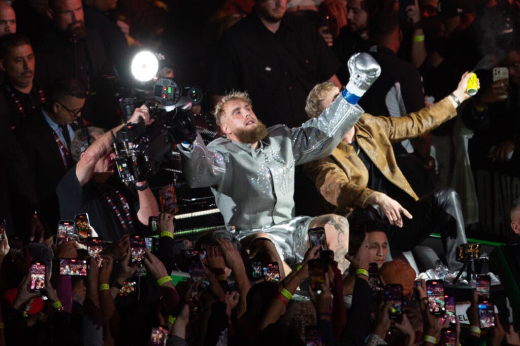 Jake Paul derrota a Mike Tyson, excampeón de los pesados