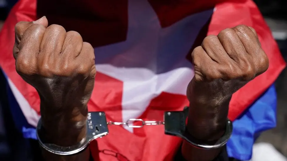Esta medida ha sido destacada como un paso clave para mejorar las relaciones entre Cuba y Estados Unidos, marcando un giro en la política bilateral tras años de tensiones.