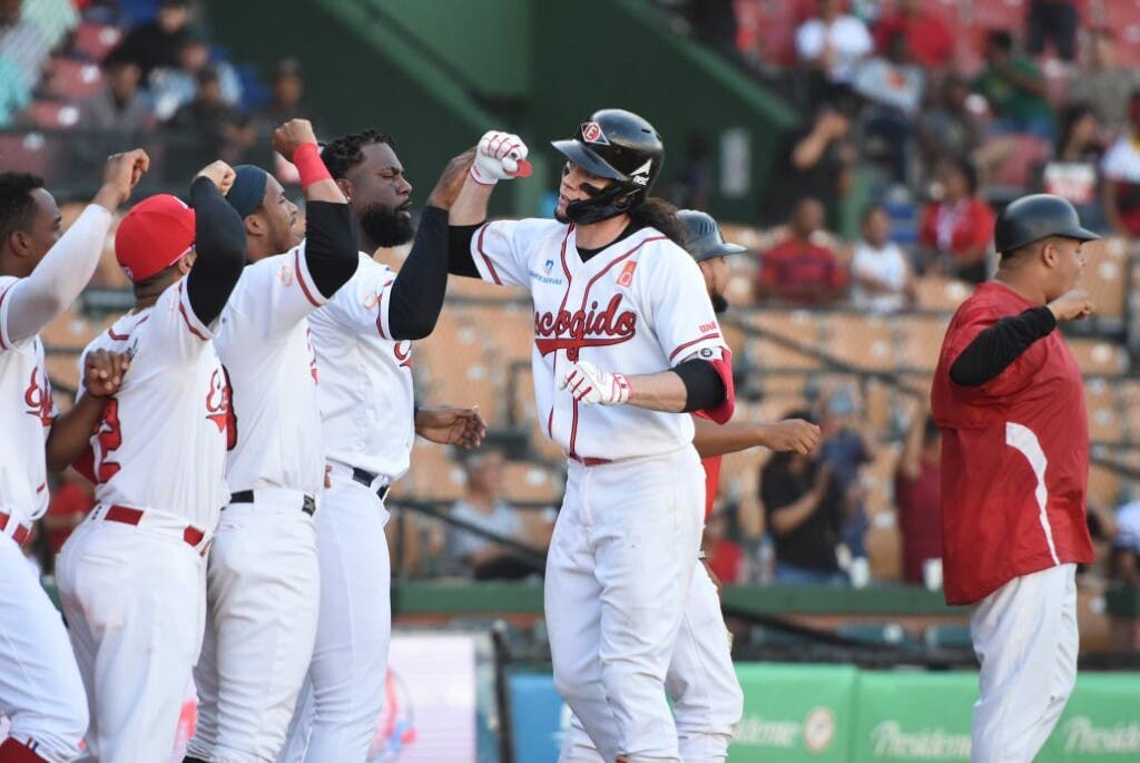 Los campeones, se fueron adelante en la parte alta de la cuarta entrada cuando Jean Segura conectó un sencillo que remolcó Sócrates Brito para la primera carrera.