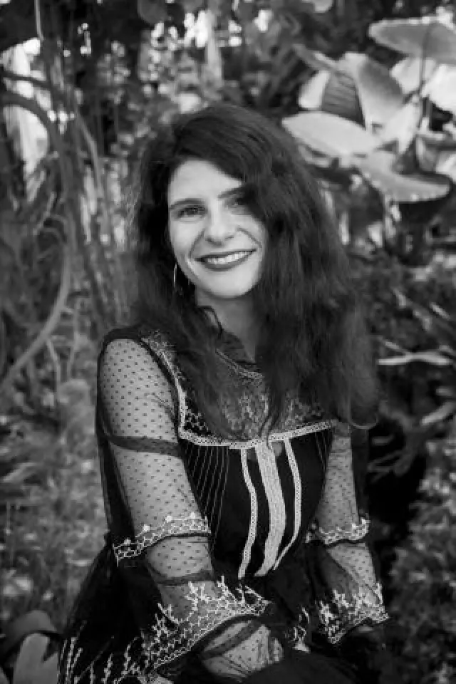María Ovelar es poeta y escritora.
