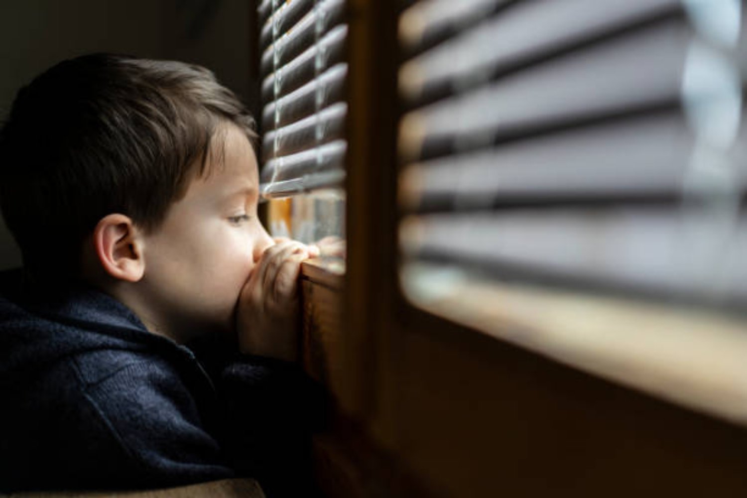 Las cicatrices invisibles de la infancia: 11 rasgos que definen a quienes se sintieron excluidos