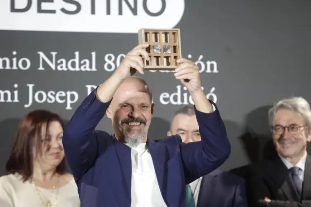 El vallisoletano César Pérez Gellida gana el 80 Premio Nadal de novela, que conquistó con 'Bajo tierra seca'.