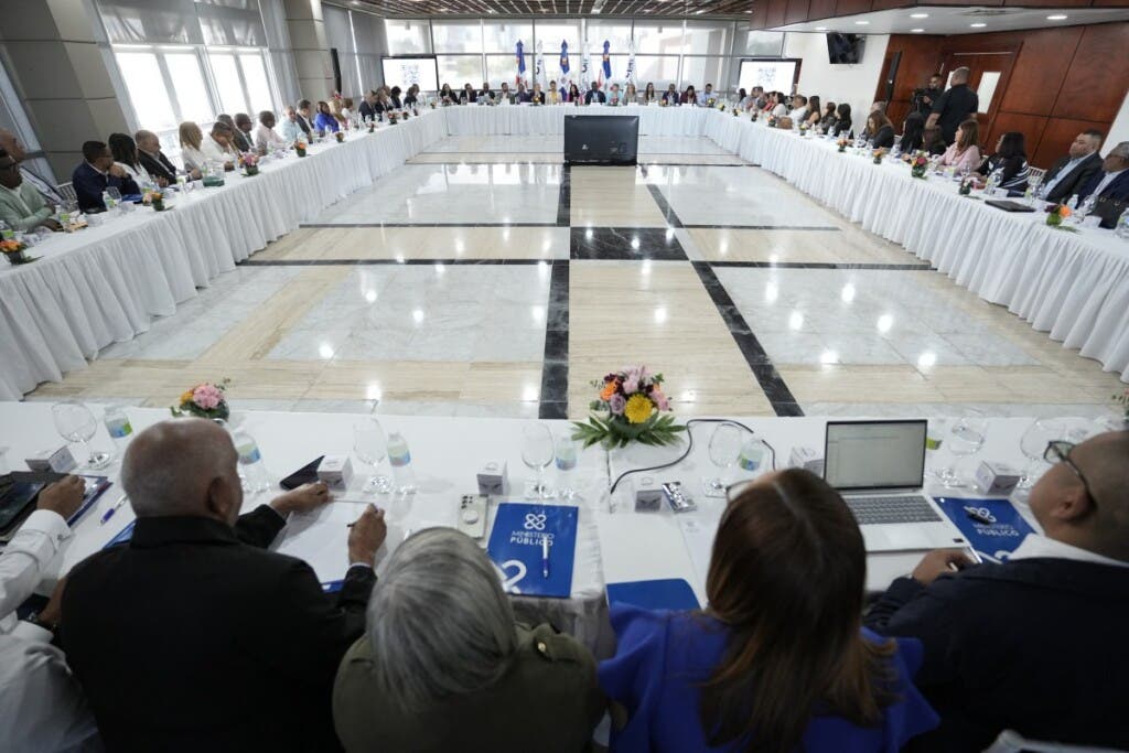 Durante un encuentro el sábado con fiscales de todo el país y de distintas áreas especializadas, Reynoso recordó que solo se cobra el 35 % de las multas de tránsito a nivel nacional, lo que representa un incentivo para que algunos infractores continúen desobedeciendo las normas de circulación.