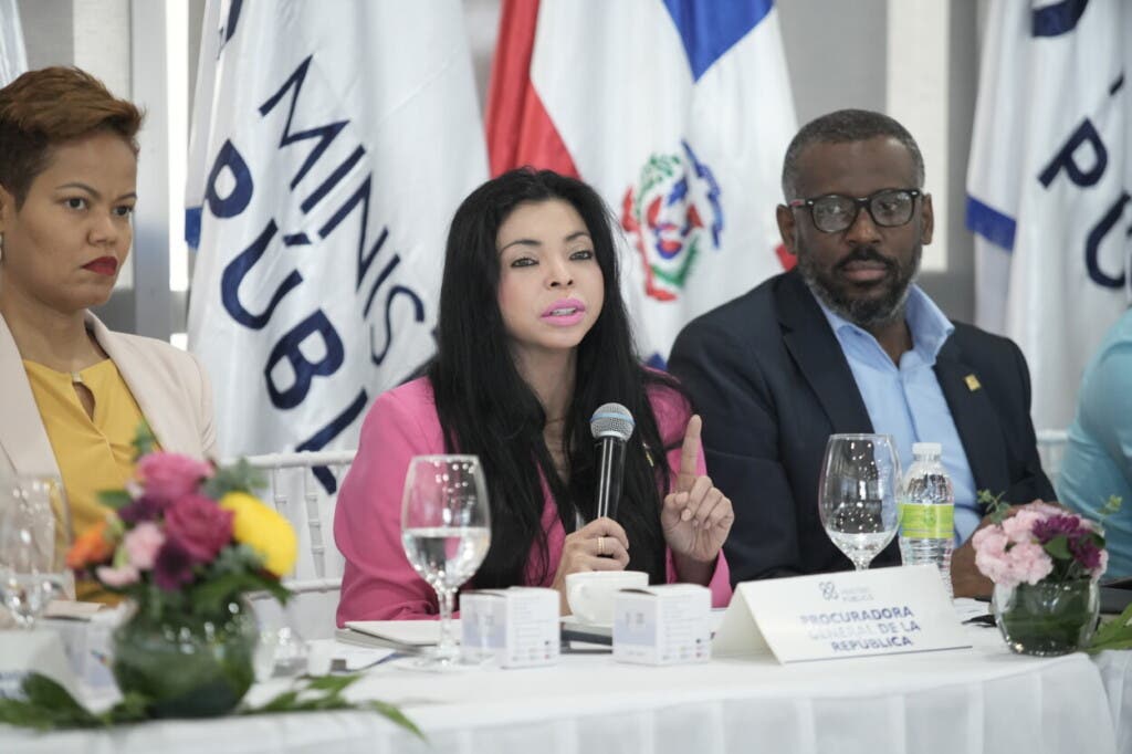 Durante un encuentro el sábado con fiscales de todo el país y de distintas áreas especializadas, Reynoso recordó que solo se cobra el 35 % de las multas de tránsito a nivel nacional, lo que representa un incentivo para que algunos infractores continúen desobedeciendo las normas de circulación.