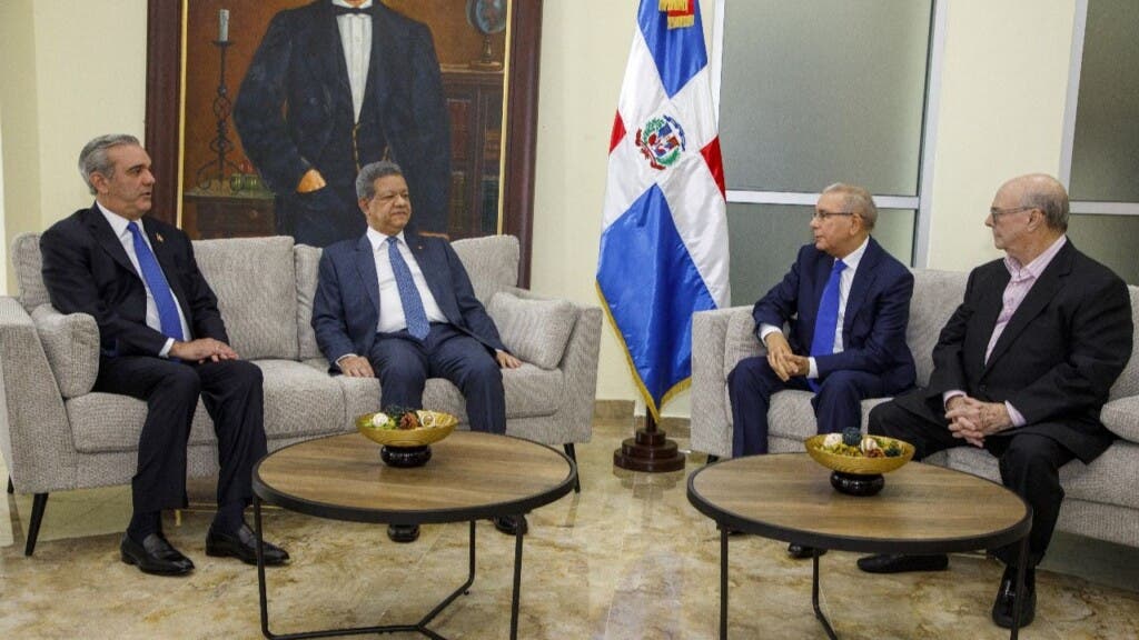 Abinader y tres expresidentes se reúnieron esta tarde en el Consejo Económico y Social (CES) para discutir temas relativos a la crisis haitiana.