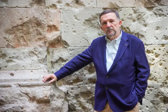 Sergio Vila-Sanjuán, con las piedras históricas que llenan su novela.