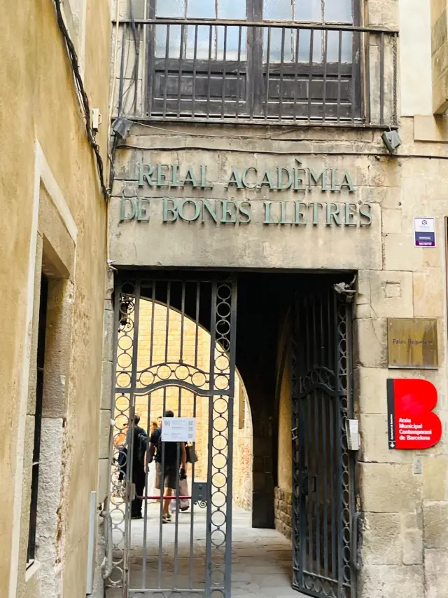La entrada a la Real Academia de las Buenas Letras.